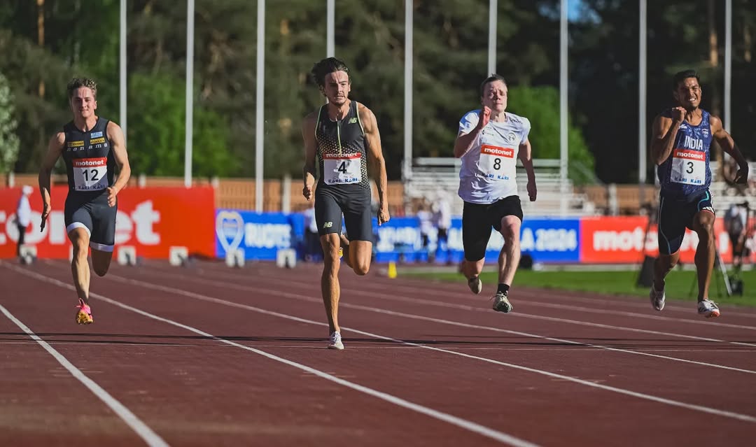 Riku juoksemassa SM-kilpailussa