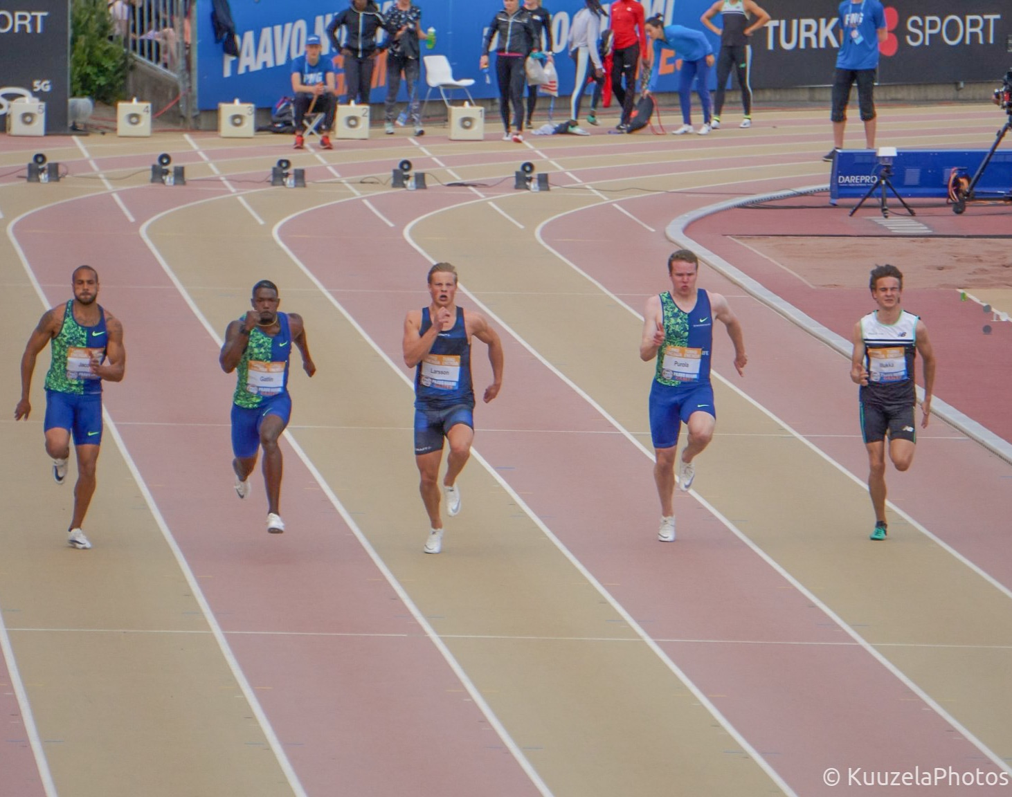 Riku juoksemassa kilpailussa valkoisessa paidassa oikeassa reunassa