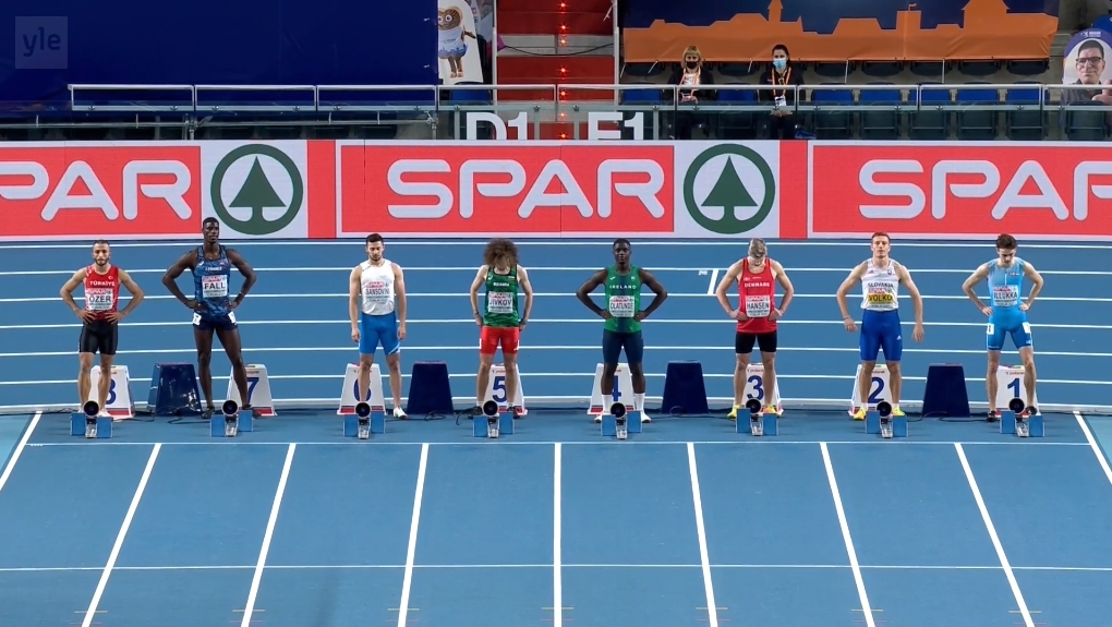 Juoksijat lähtötelineissä kilpailussa