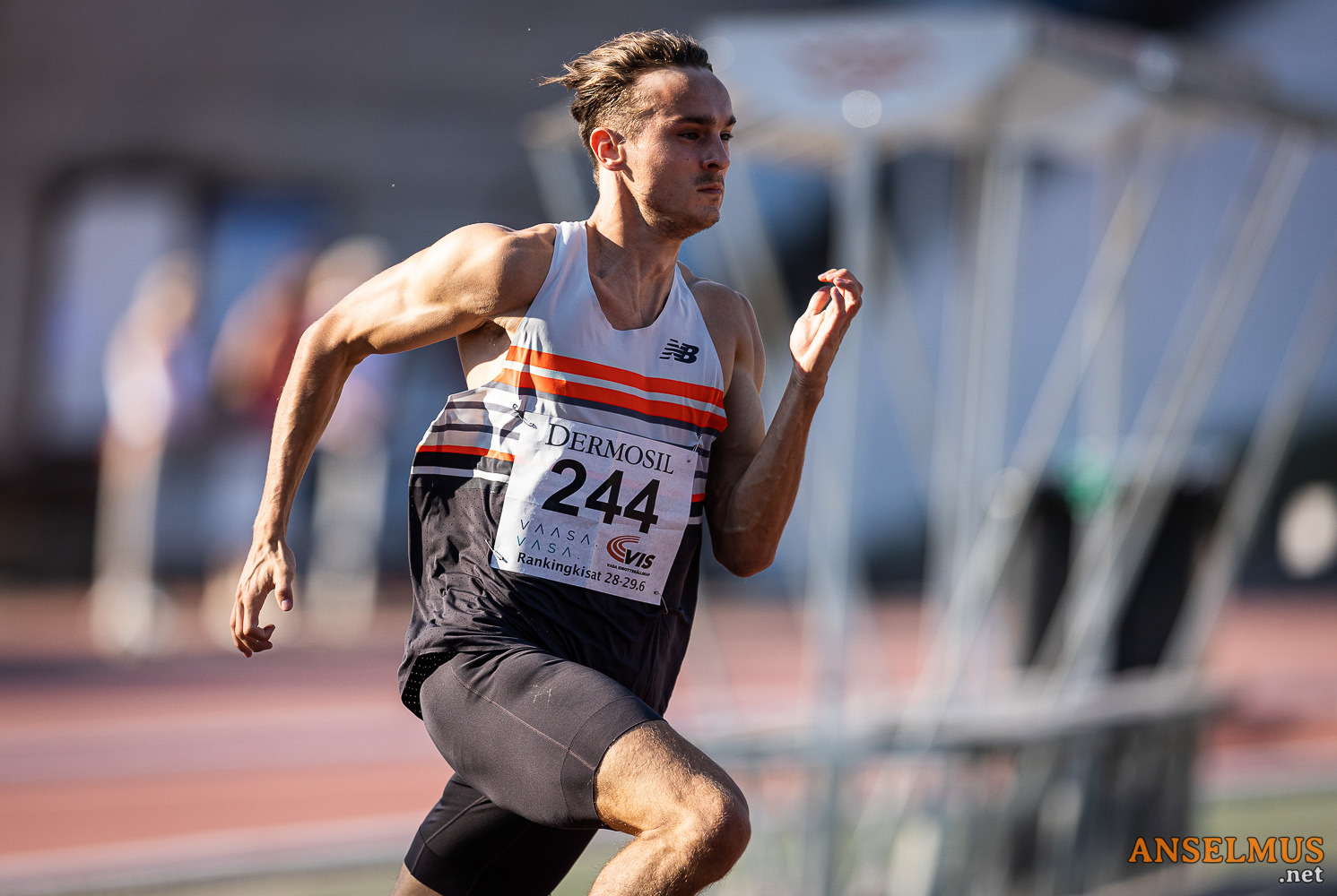 Riku juoksemassa kilpailussa Vaasassa